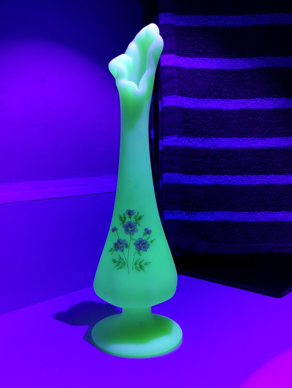 Rare Hard To Find Glowing Custard Fenton Swung Vase 8" Signed Amazing Condition